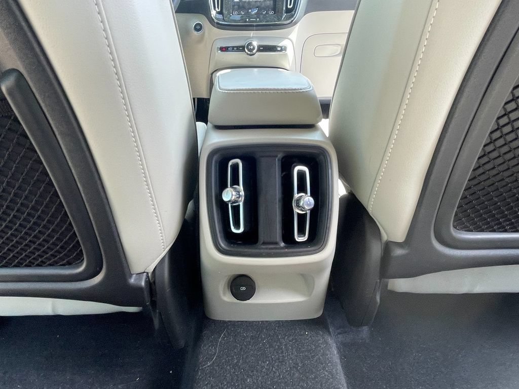 Used 2022 Volvo XC40 T4 Momentum FWD image 27