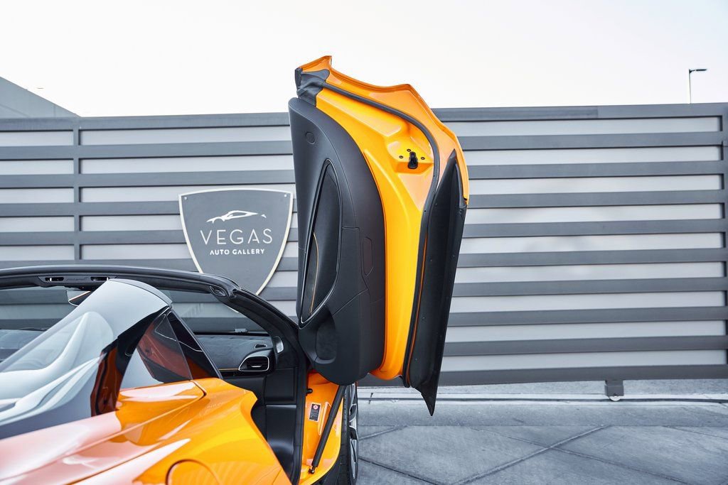Used 2025 McLaren Artura Spider RWD image 35