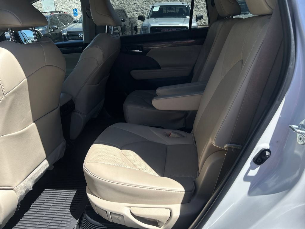 Certified 2021 Toyota Highlander Limited AWD/4WD image 28