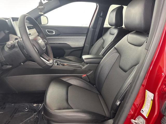 Used 2025 Jeep Compass Latitude AWD/4WD image 25