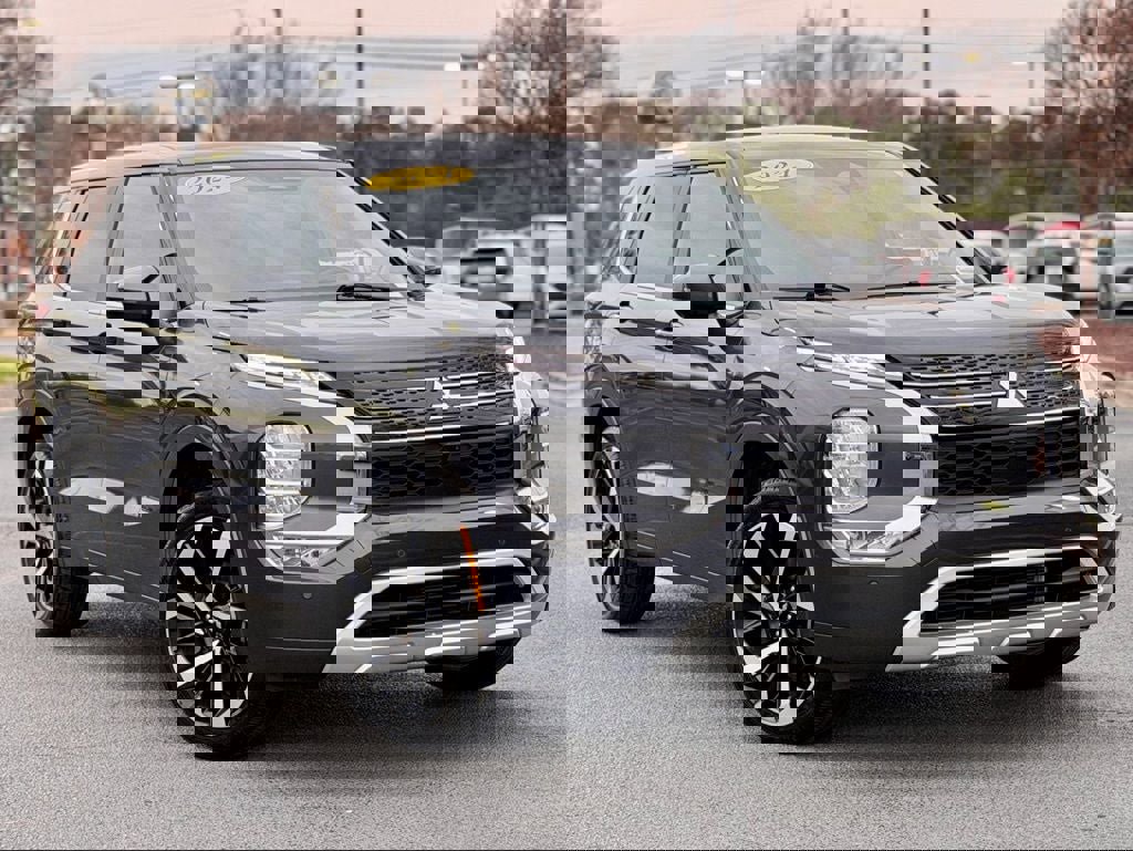 Used 2024 Mitsubishi Outlander SE image 2