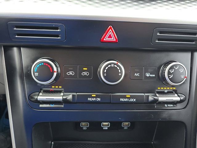 Used 2023 Kia Carnival LX image 31