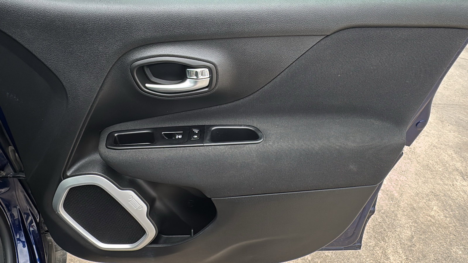 Used 2021 Jeep Renegade Latitude FWD image 29