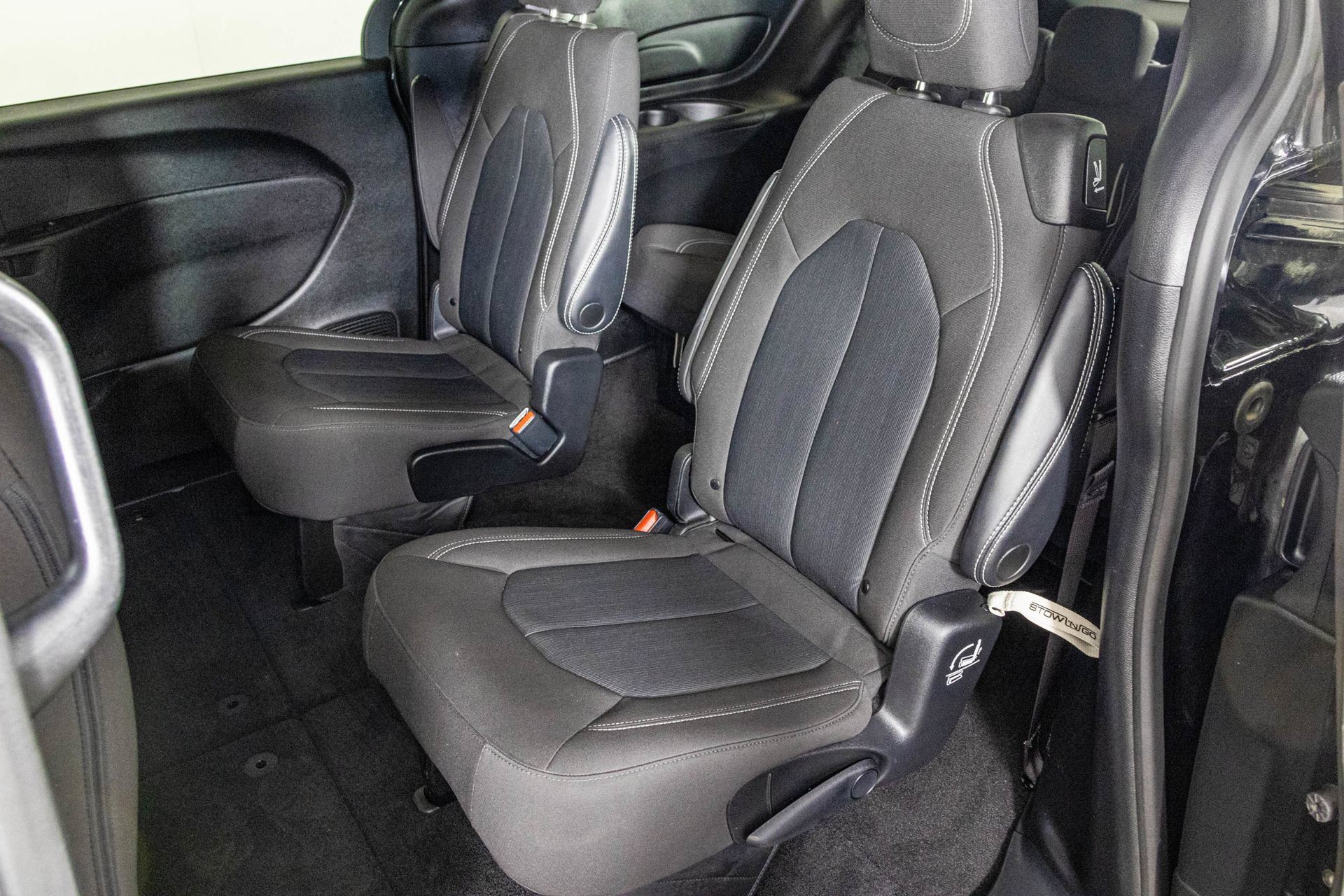 Used 2023 Chrysler Pacifica Touring FWD image 37