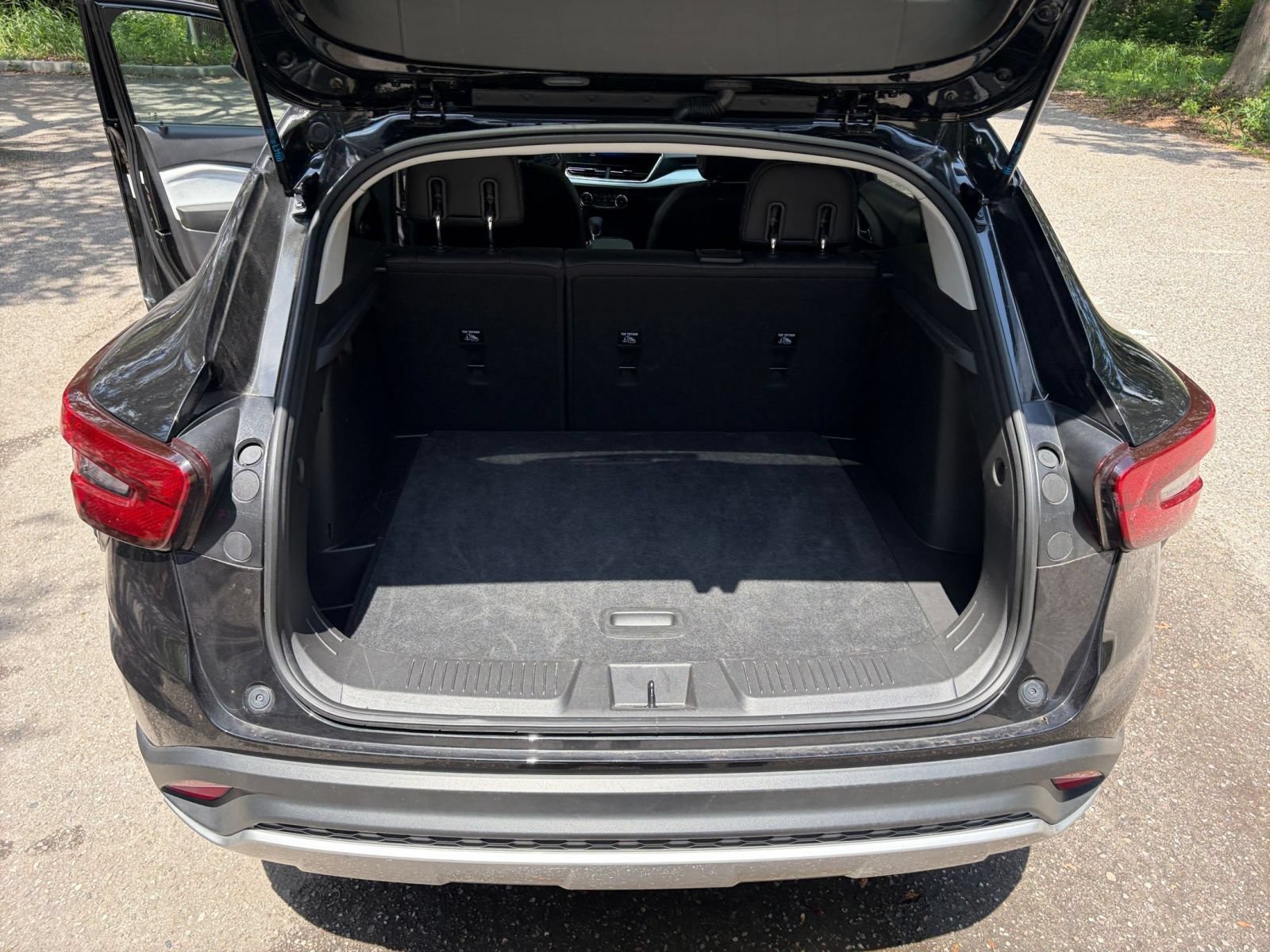 Used 2025 Chevrolet Trax LT FWD image 30