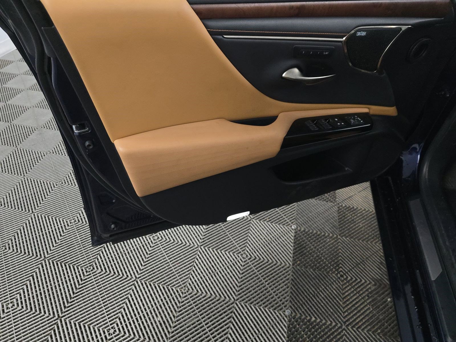 Used 2022 Lexus ES 300h w/ Luxury Package FWD image 9