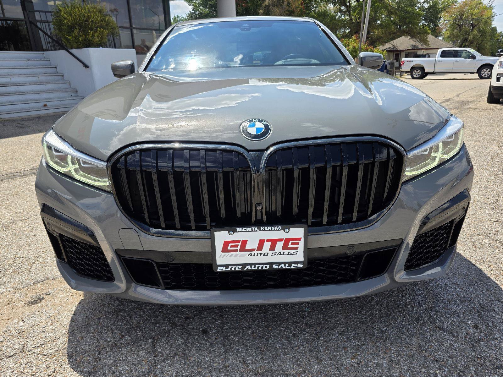 Used 2022 BMW 750i xDrive w/ M Sport Package AWD/4WD image 2