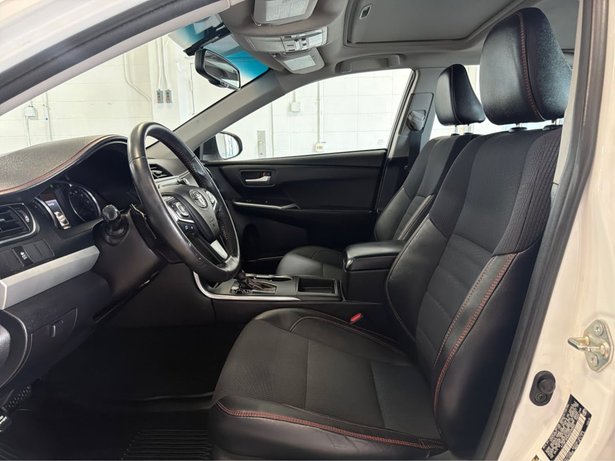 Used 2017 Toyota Camry SE w/ Moonroof Package FWD image 9