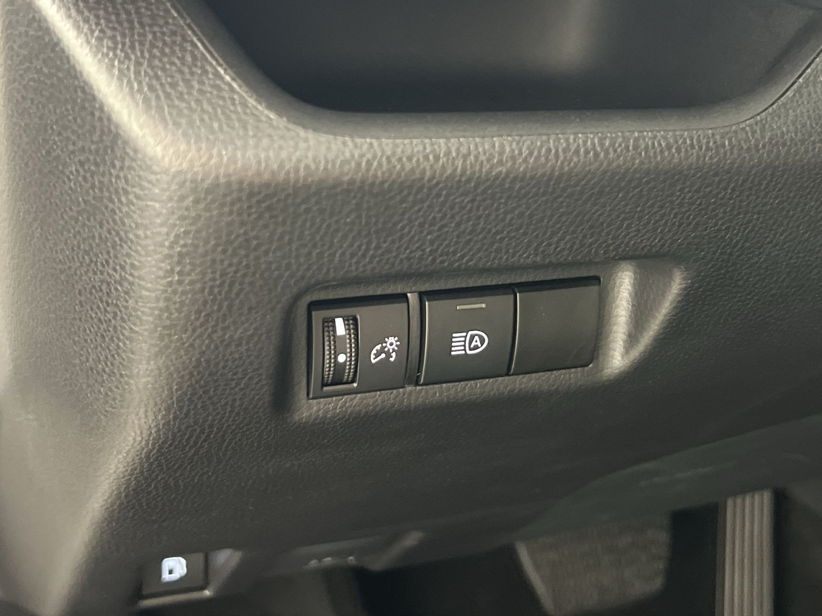 Used 2025 Toyota RAV4 XLE AWD/4WD image 31