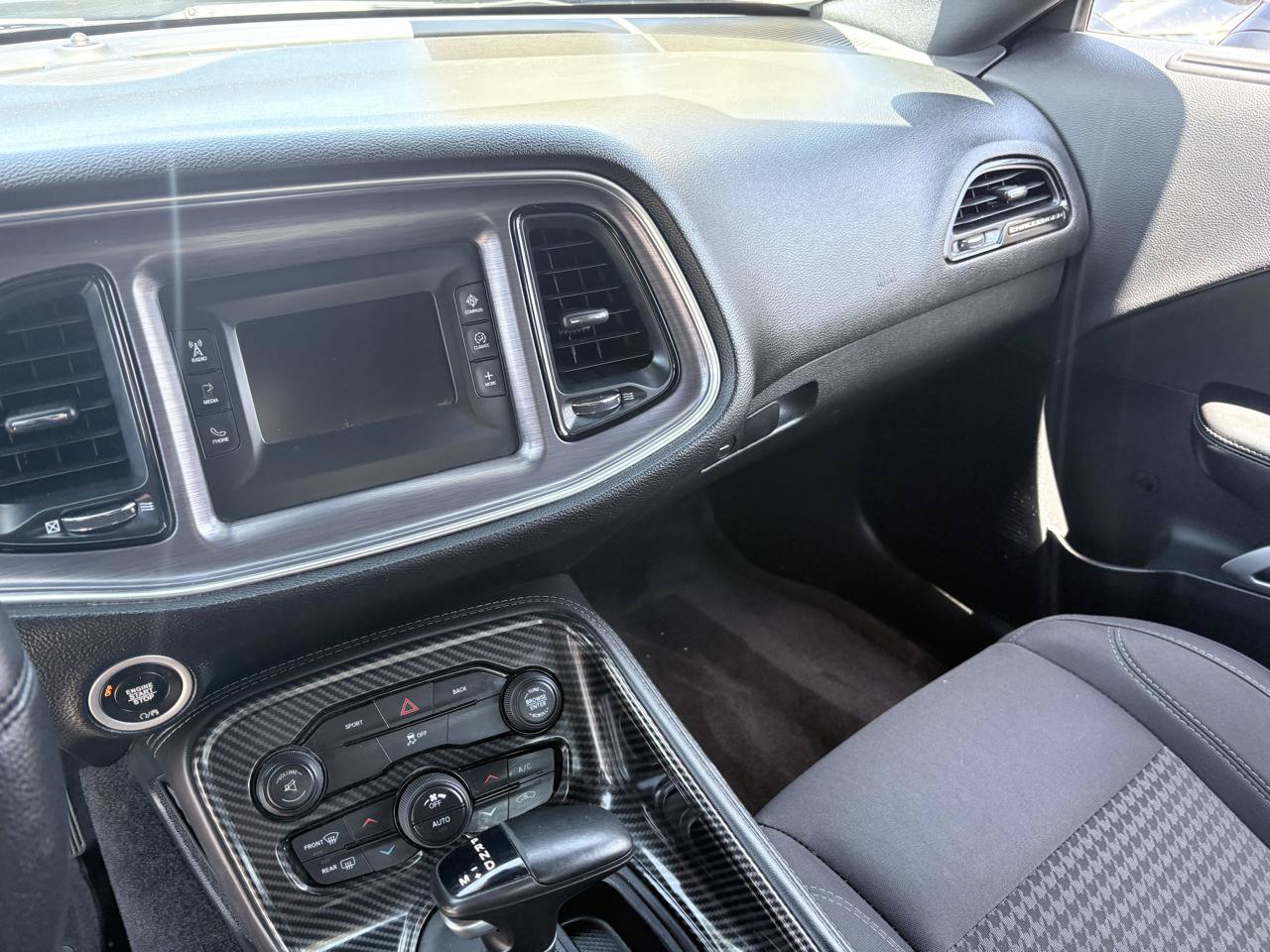 Used 2016 Dodge Challenger SXT RWD image 9
