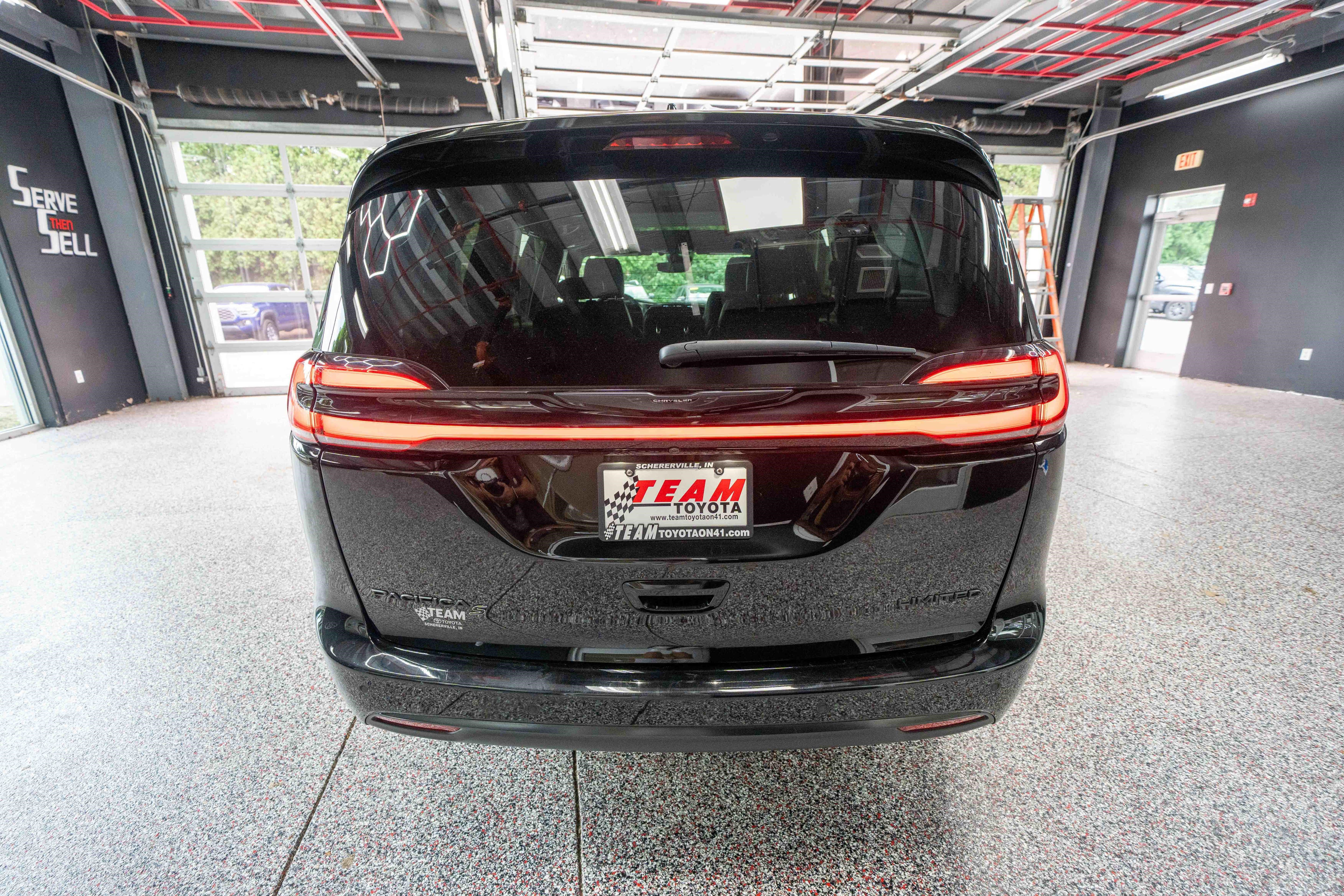 Used 2025 Chrysler Pacifica Limited FWD image 3