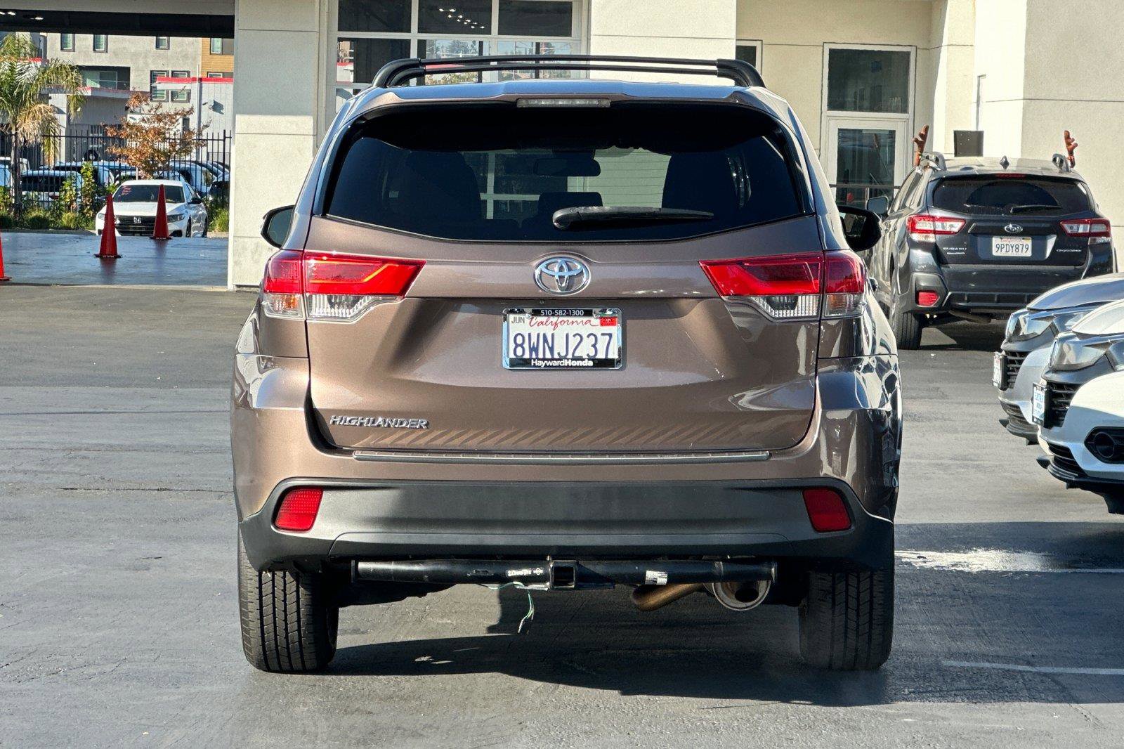 Used 2018 Toyota Highlander LE w/ Carpet Mat Package (TMS) image 4