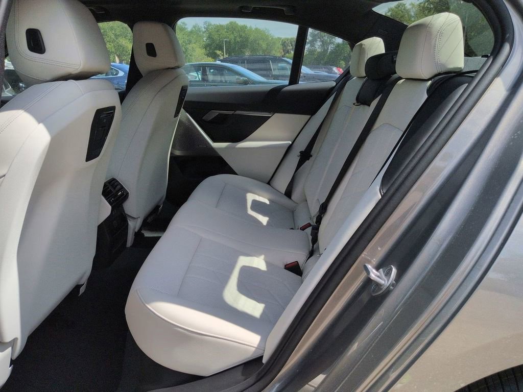 New 2026 BMW i5 eDrive40 w/ Premium Package image 14