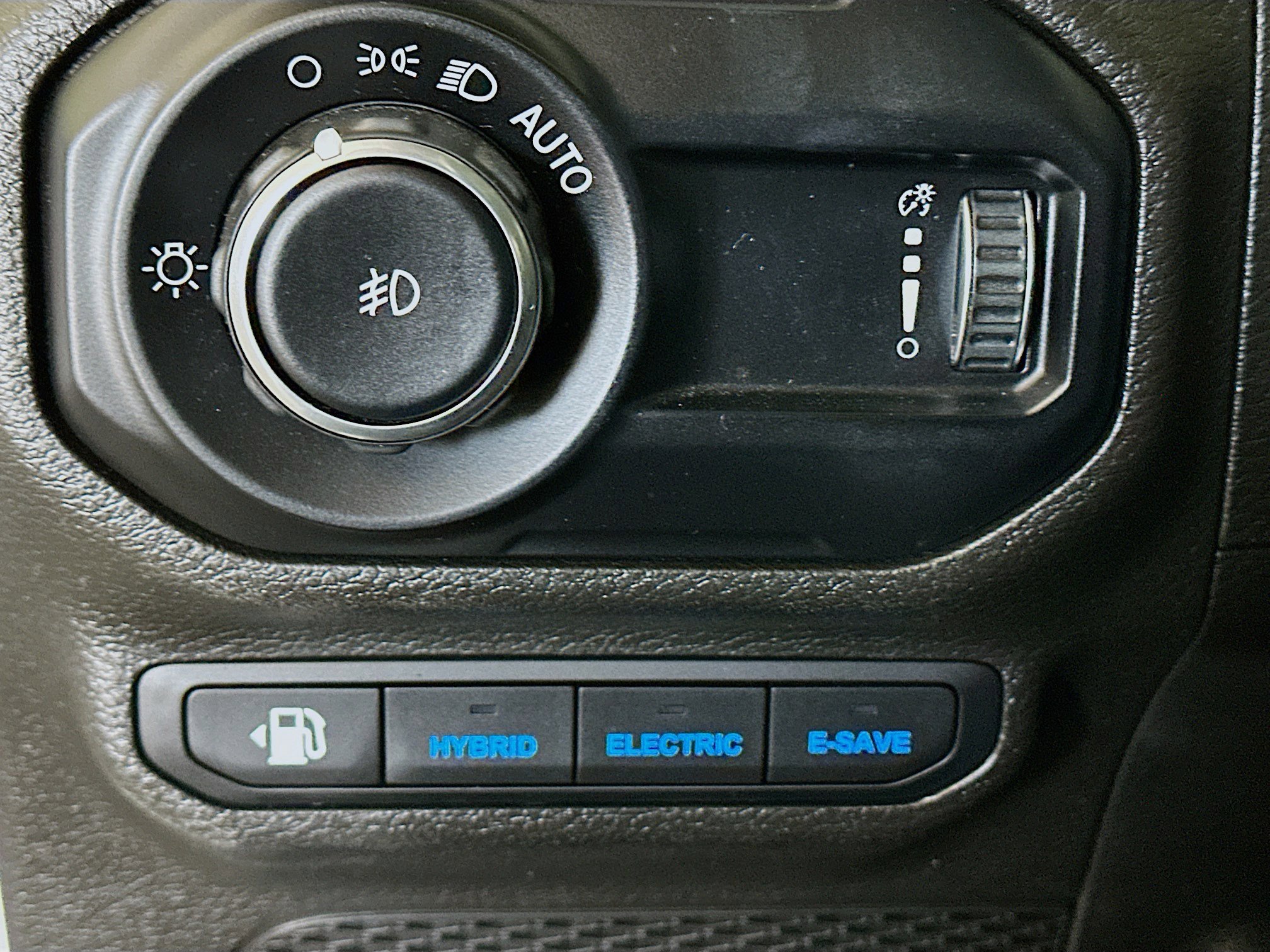 Used 2023 Jeep Wrangler Sahara w/ Cold Weather Group image 16