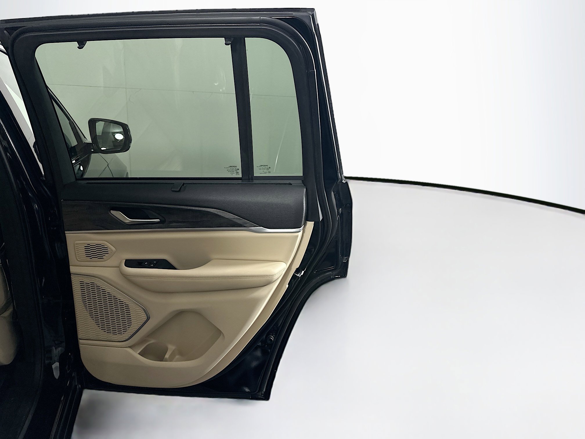 Used 2023 Jeep Grand Cherokee Limited w/ Luxury Tech Group II image 32