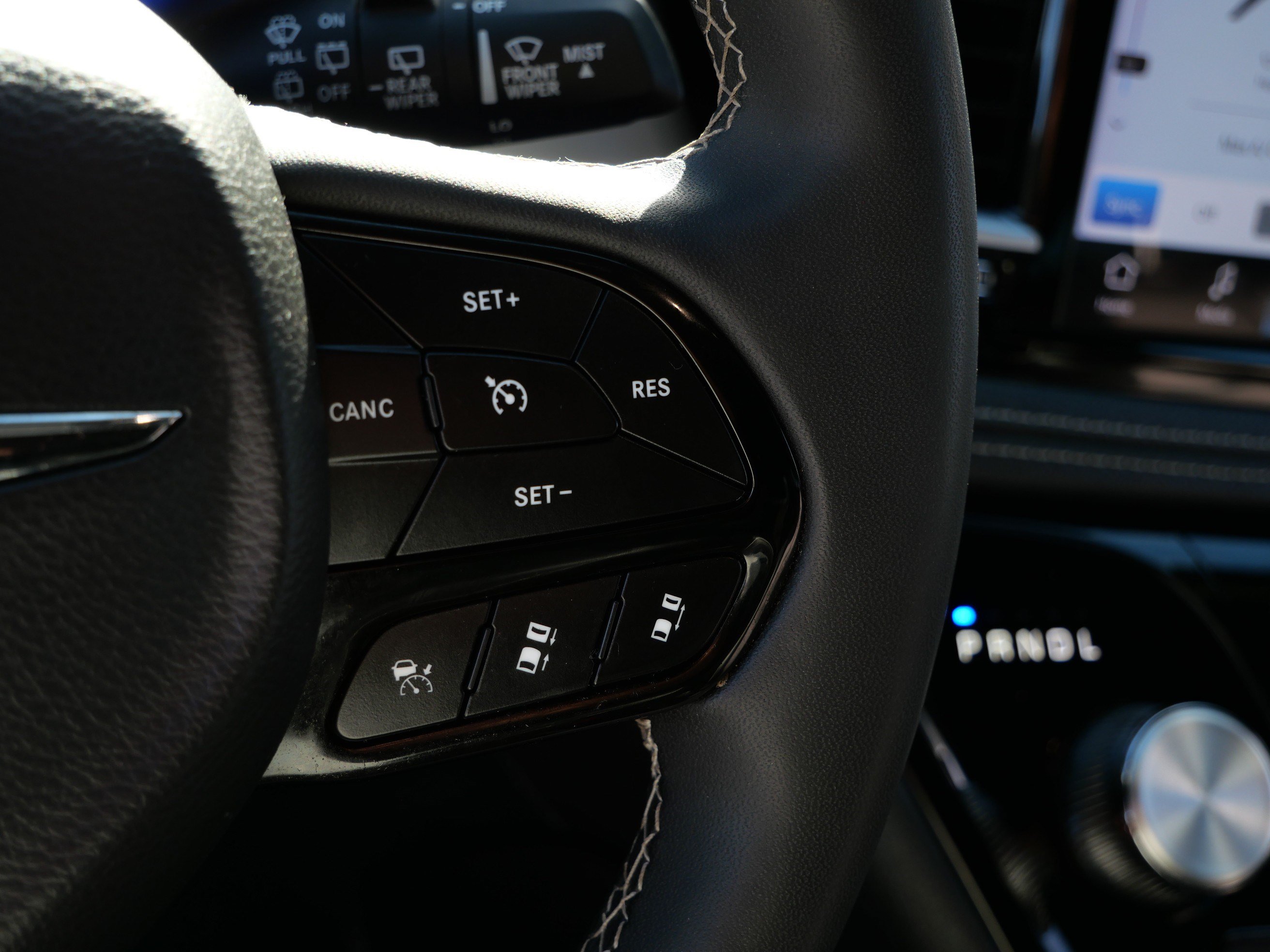 Used 2025 Chrysler Pacifica Limited FWD image 25