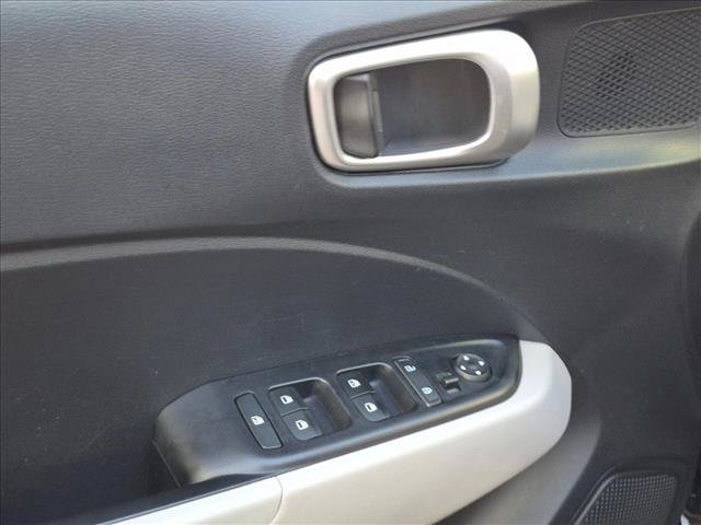 Used 2025 Hyundai Venue SEL FWD image 11
