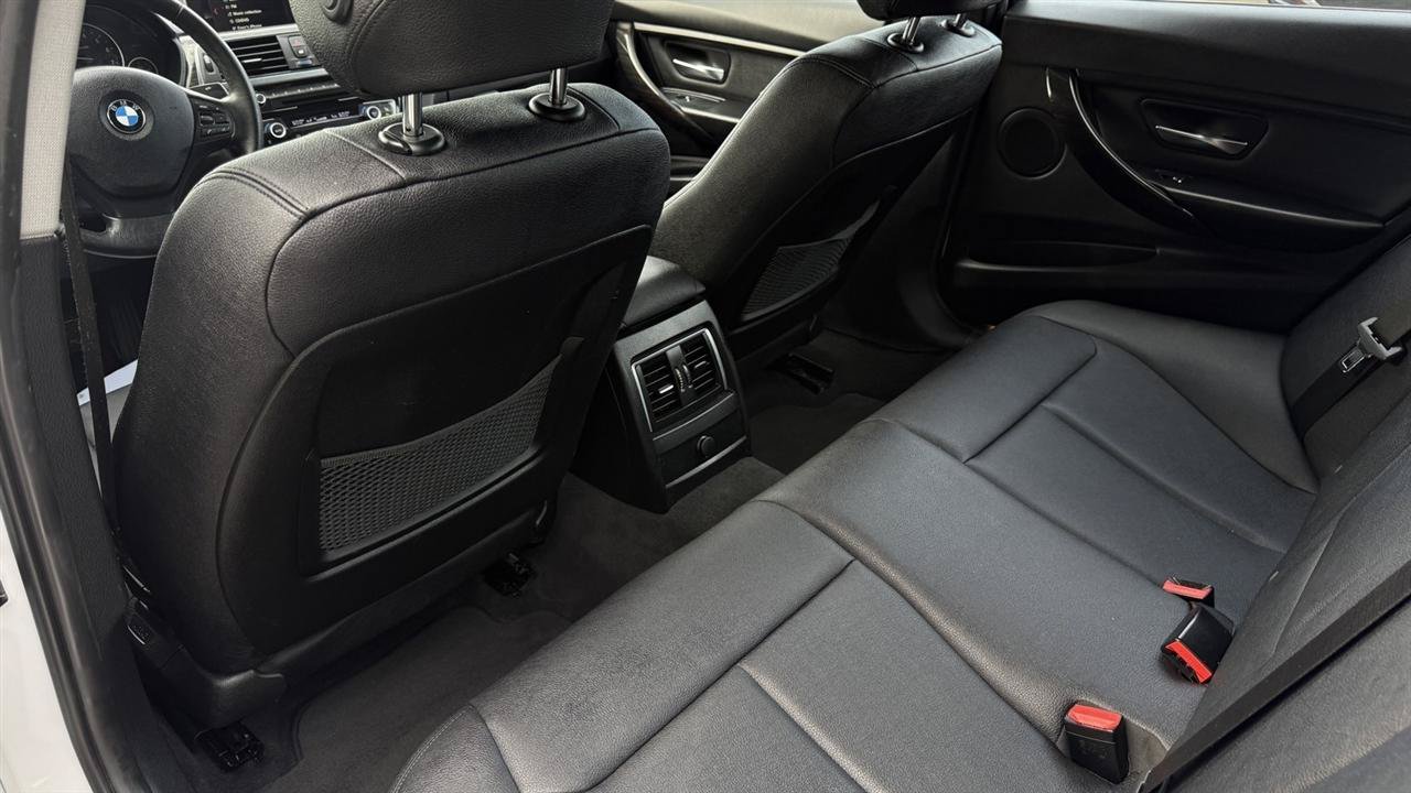 Used 2018 BMW 320i xDrive Sedan AWD/4WD image 31