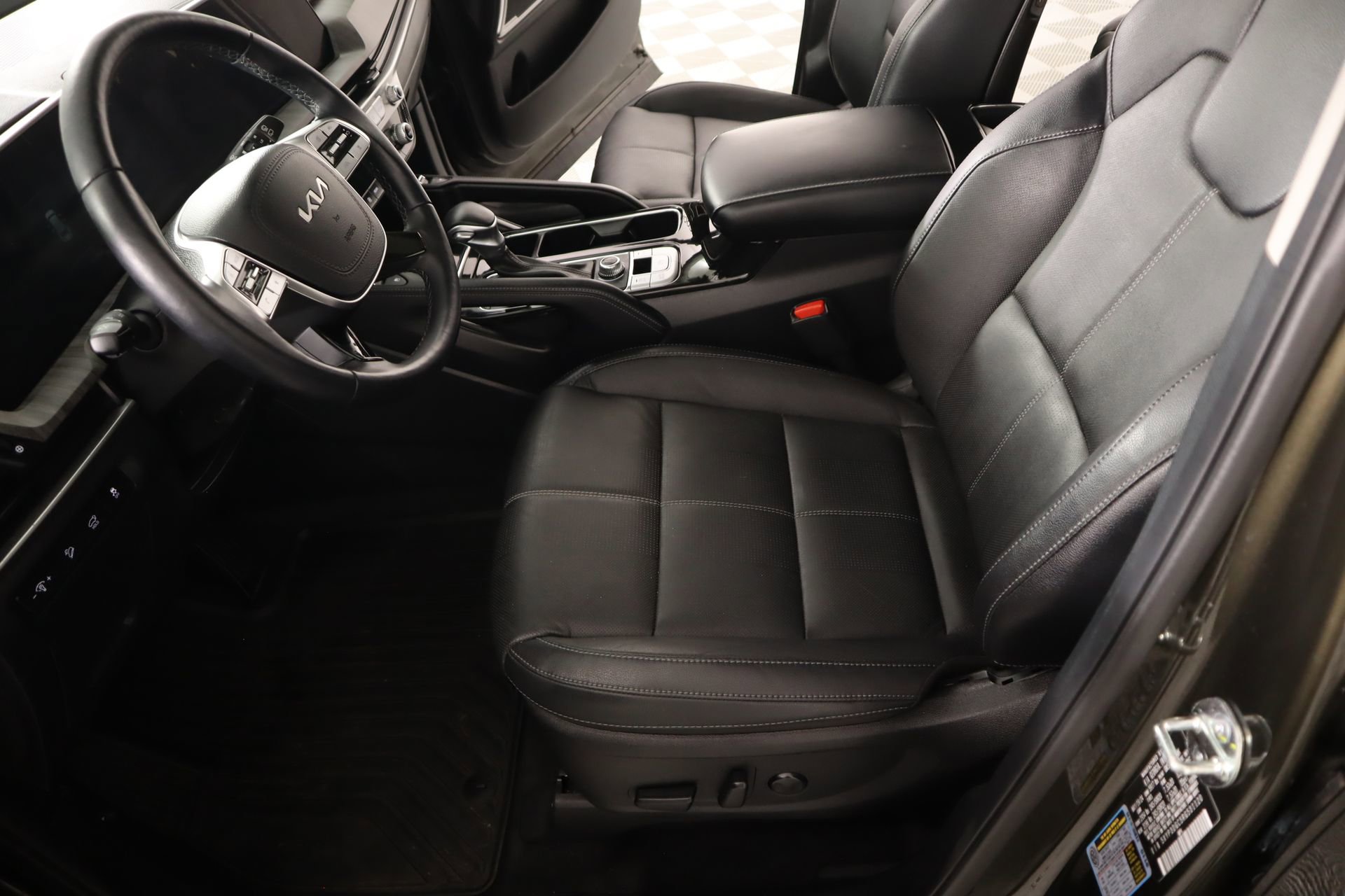 Used 2024 Kia Telluride EX w/ EX Captain's Chair Package image 11