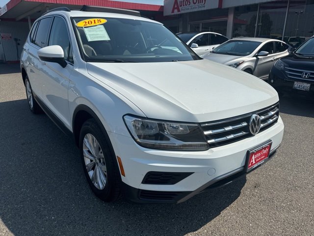Used 2018 Volkswagen Tiguan SE w/ Panoramic Sunroof Package image 3