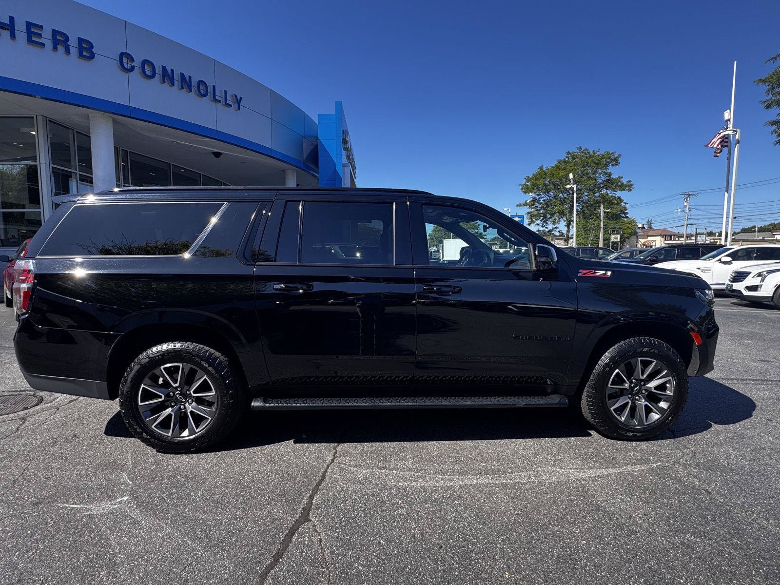 Certified 2022 Chevrolet Suburban Z71 w/ Luxury Package AWD/4WD image 8