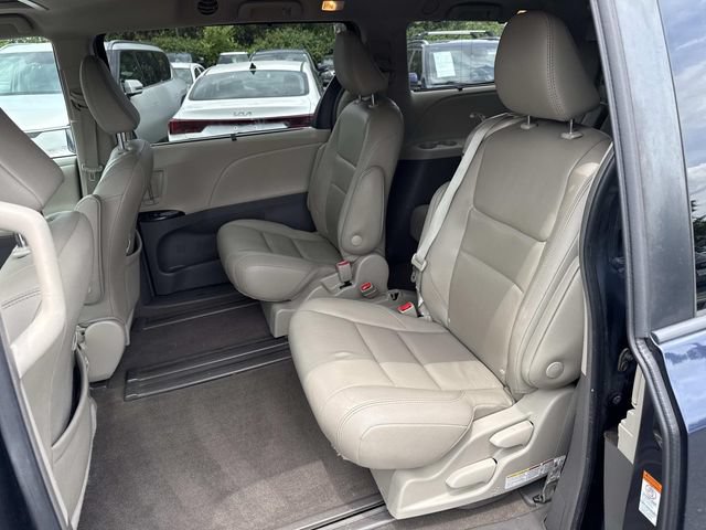 Used 2019 Toyota Sienna XLE w/ XLE Navigation Package FWD image 17