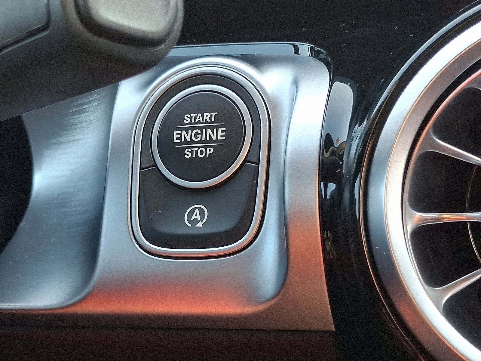 Used 2024 Mercedes-Benz GLB 250 4MATIC image 23