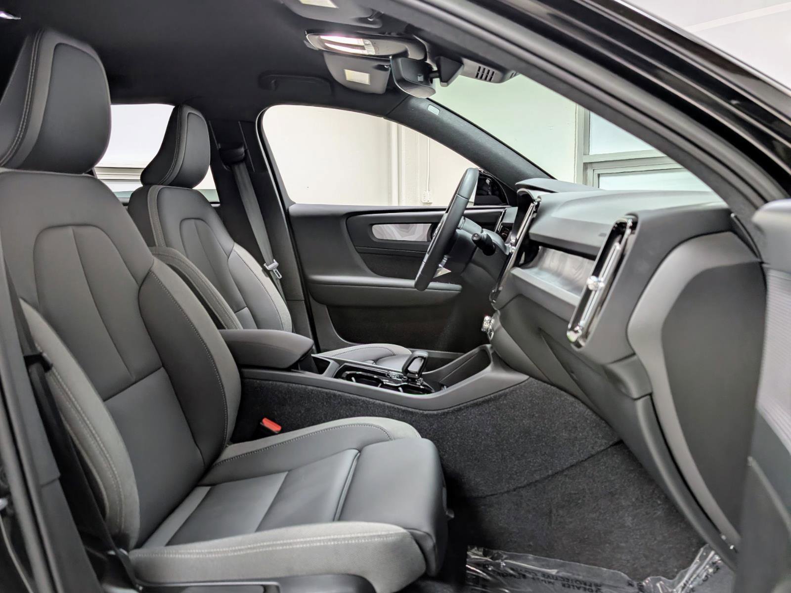 Used 2023 Volvo XC40 Recharge Core image 23