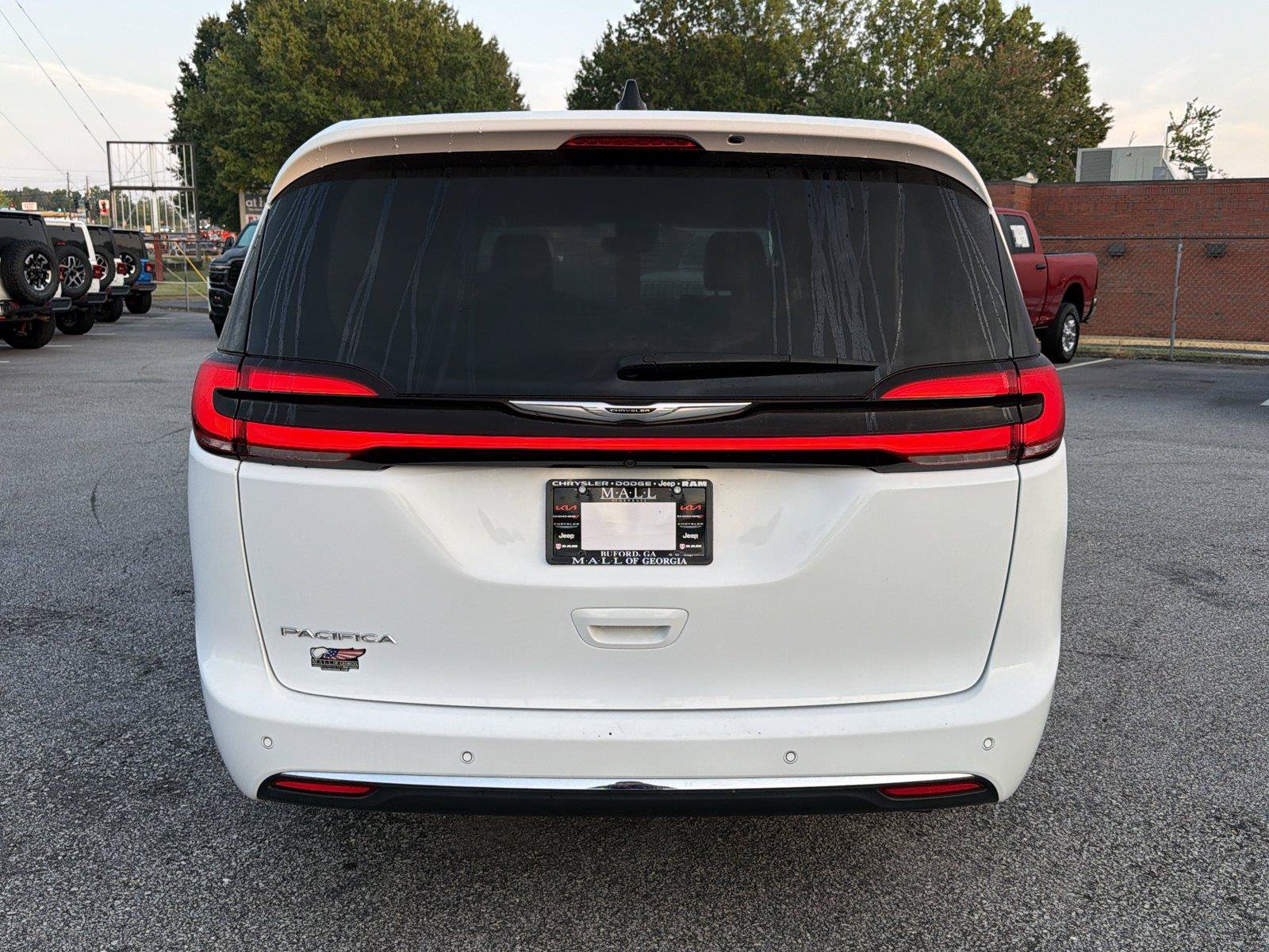 Used 2024 Chrysler Pacifica Touring-L FWD image 6