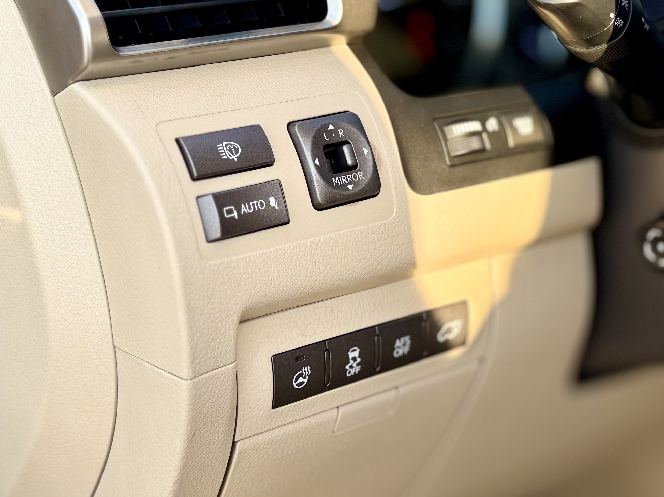Used 2013 Lexus LX 570 4WD w/ Luxury Pkg image 36