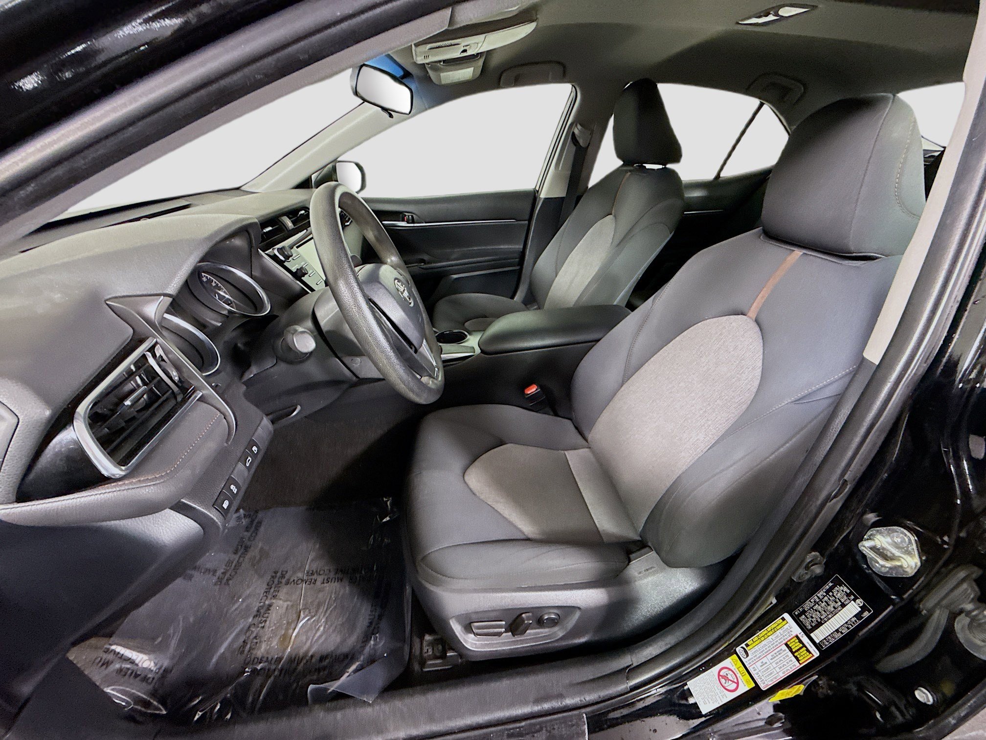 Used 2018 Toyota Camry LE image 21