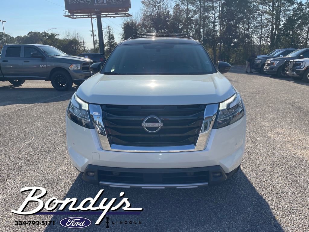 Used 2023 Nissan Pathfinder SL w/ Lighting Package (N92) image 3