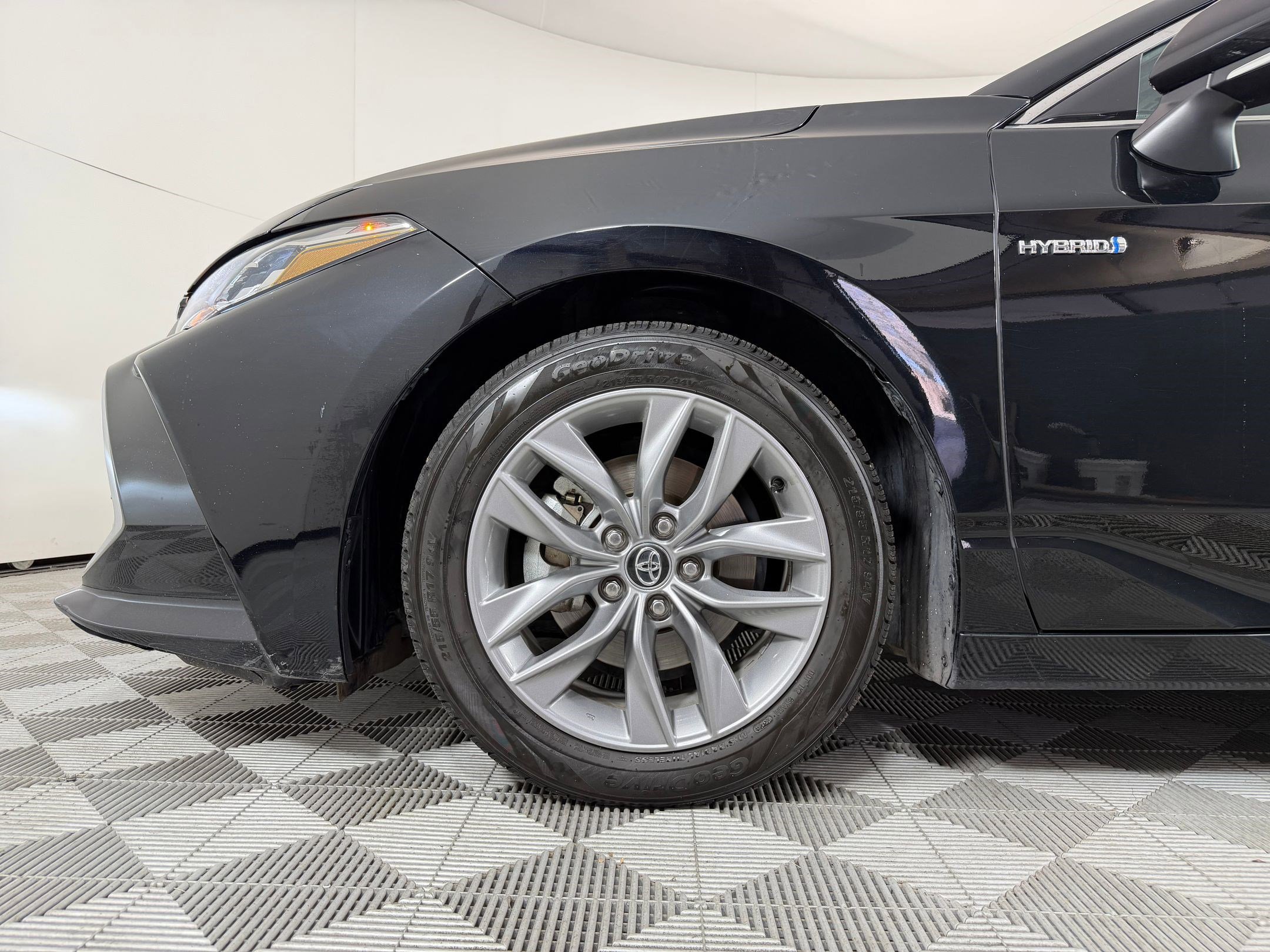 Used 2020 Toyota Avalon XLE w/ Moonroof Package FWD image 11