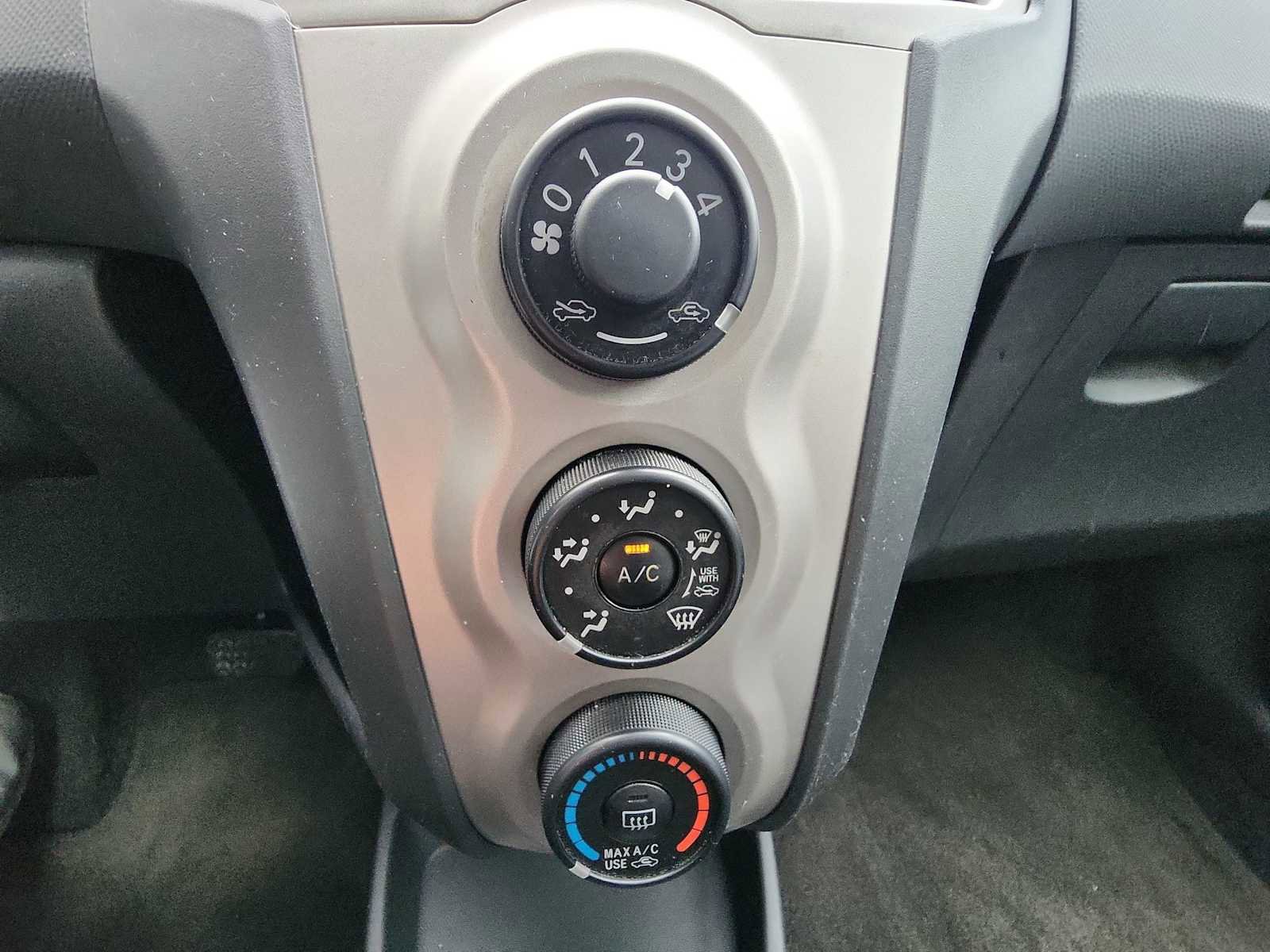 Used 2011 Toyota Yaris 4-Door Hatchback image 19