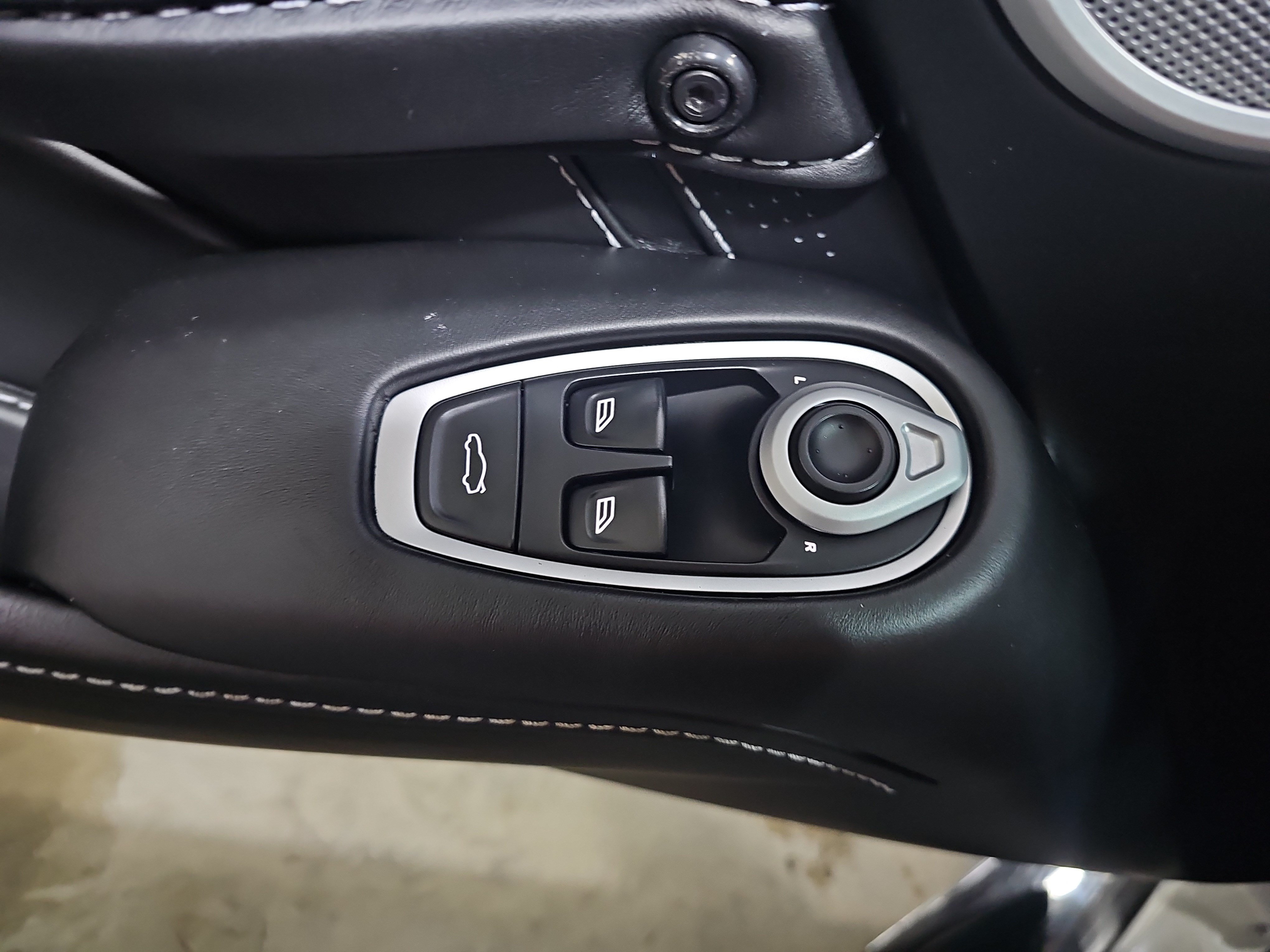 Used 2019 Aston Martin V8 Vantage Coupe RWD image 24