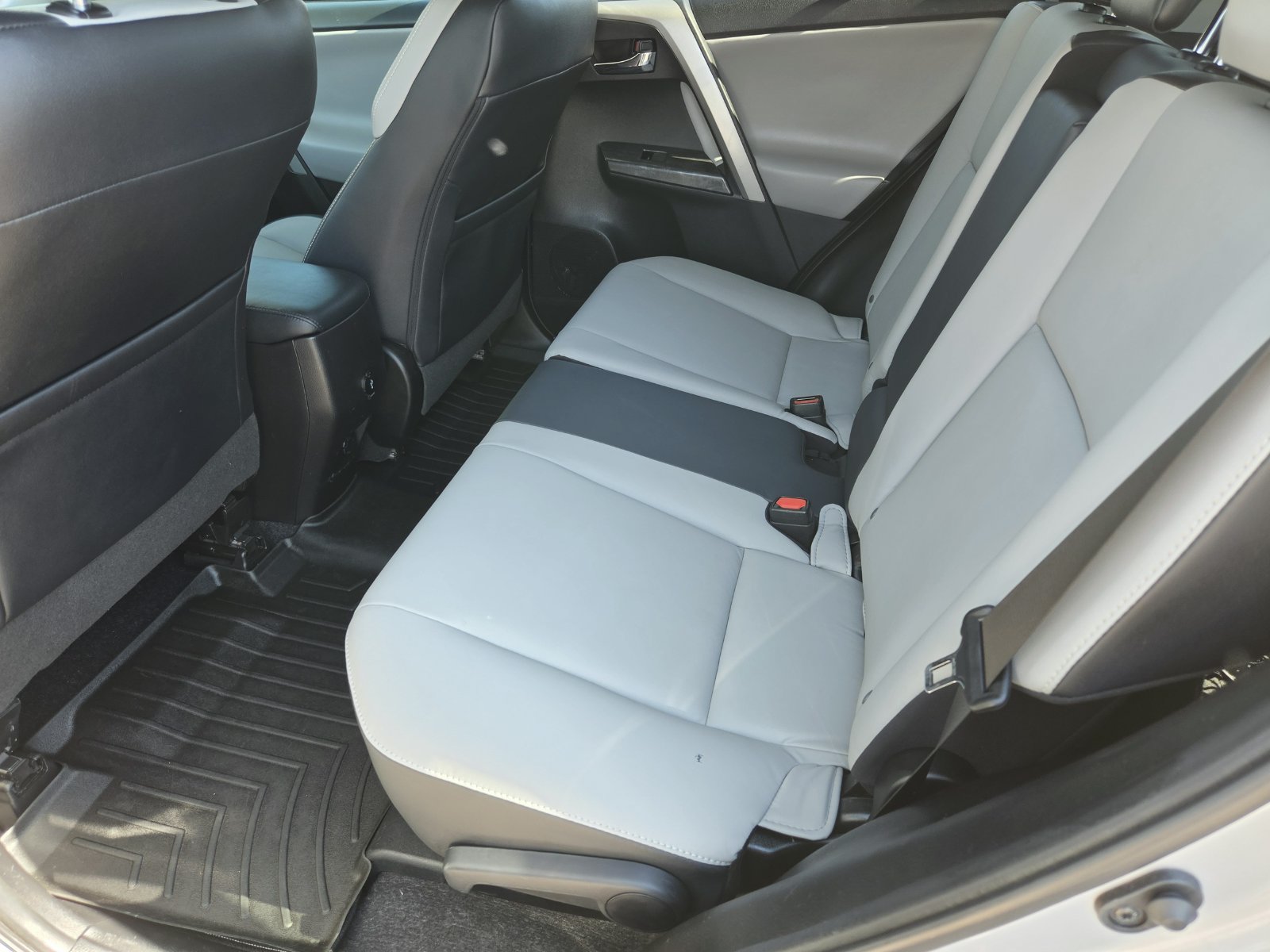 Used 2018 Toyota RAV4 Platinum FWD image 17