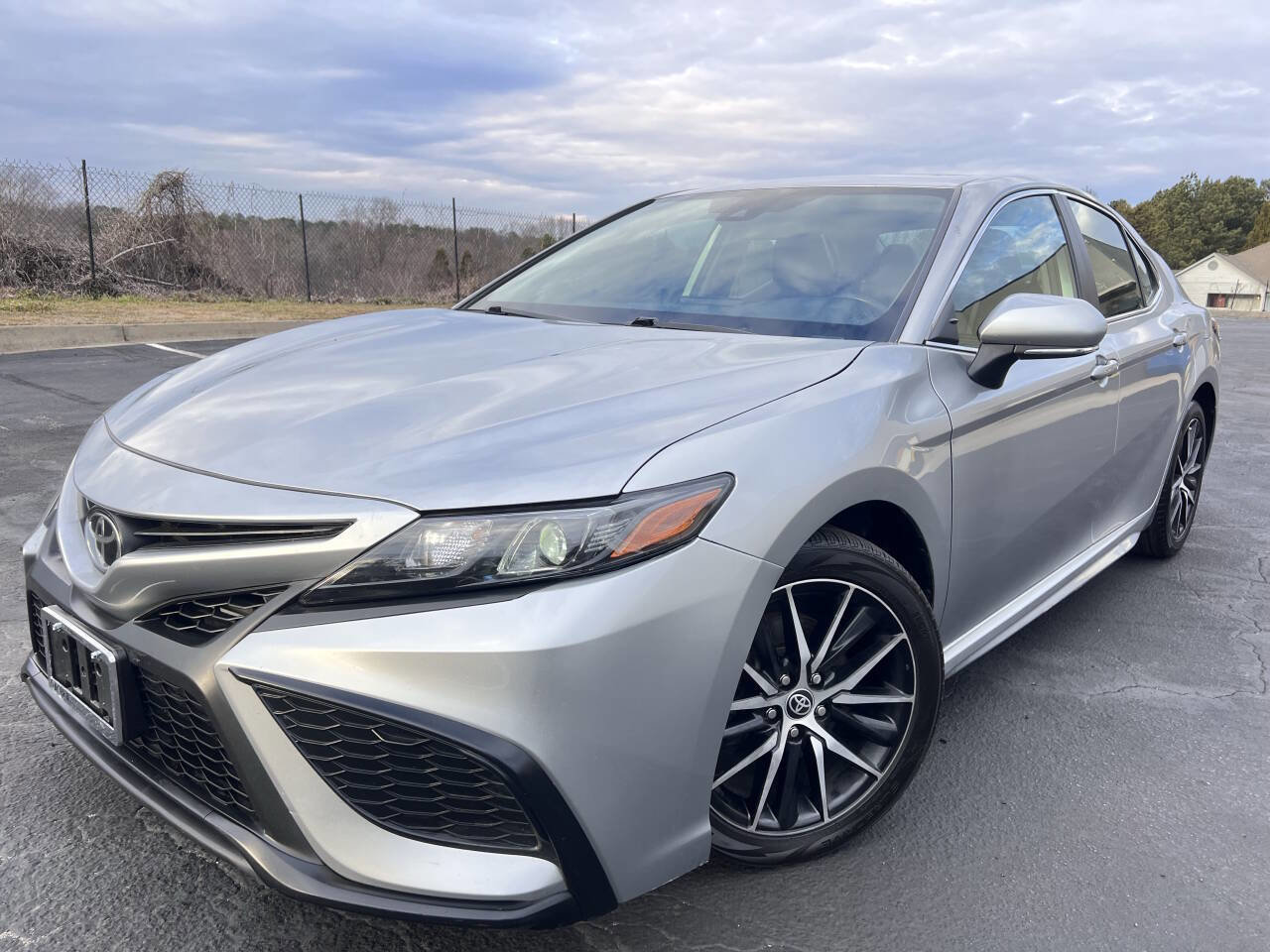 Used 2022 Toyota Camry SE image 1