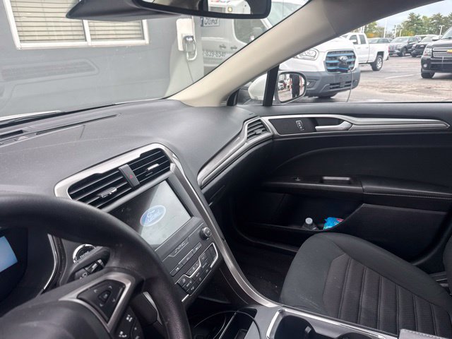 Used 2020 Ford Fusion SE FWD image 14