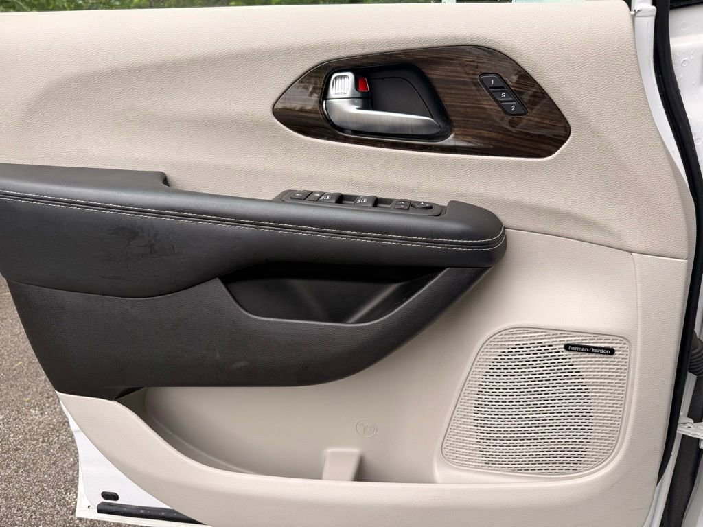 Used 2022 Chrysler Pacifica Limited FWD image 20