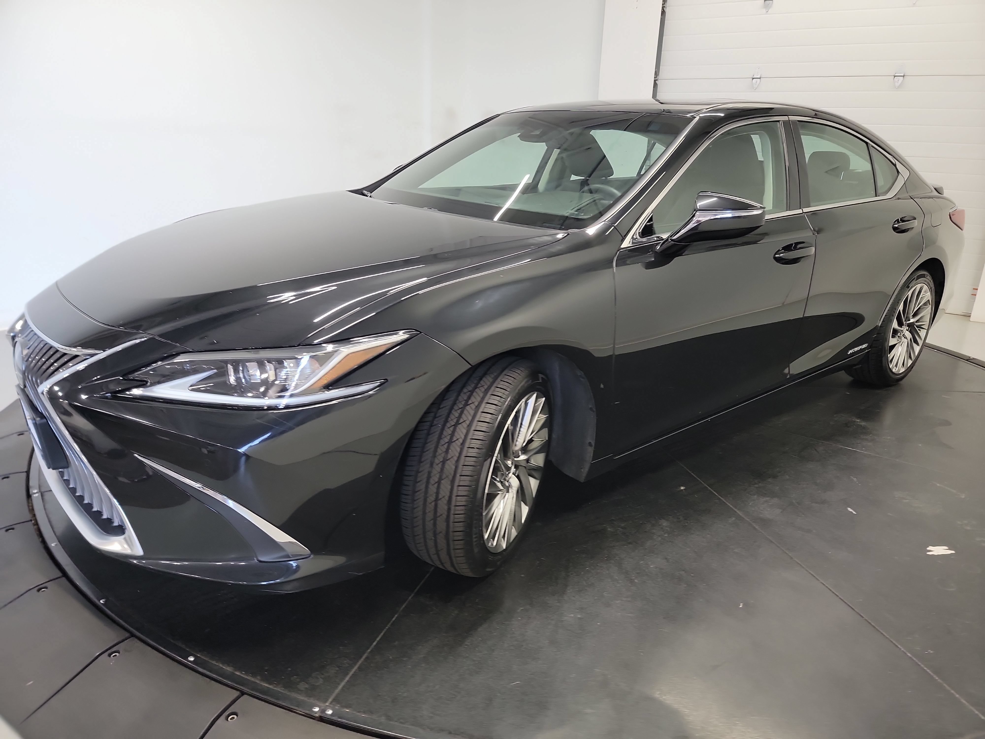 Used 2021 Lexus ES 300h w/ Accessory Package 2 FWD image 3