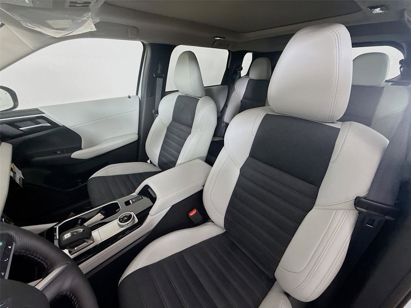 New 2026 Mitsubishi Outlander SE image 2