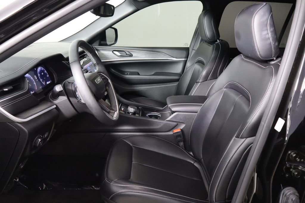 Used 2024 Jeep Grand Cherokee Limited w/ Black Appearance Package image 16