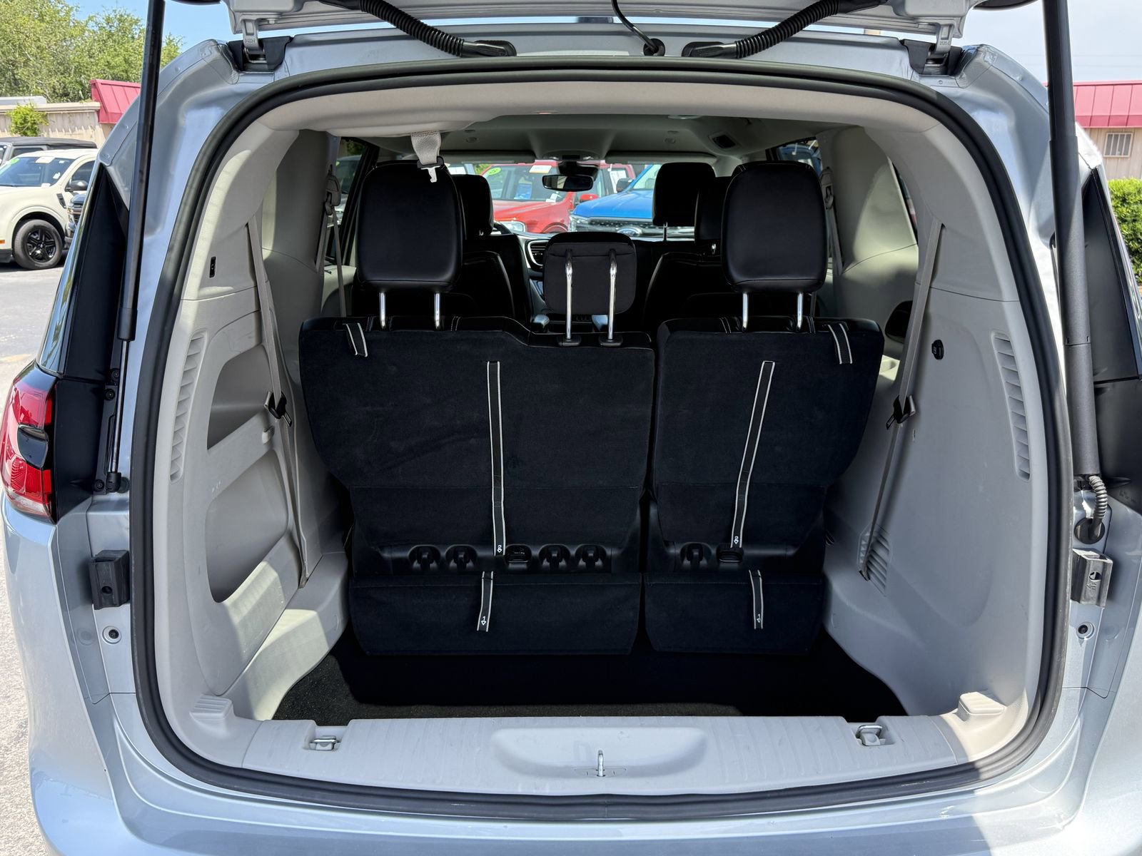 Used 2023 Chrysler Pacifica Touring-L FWD image 11
