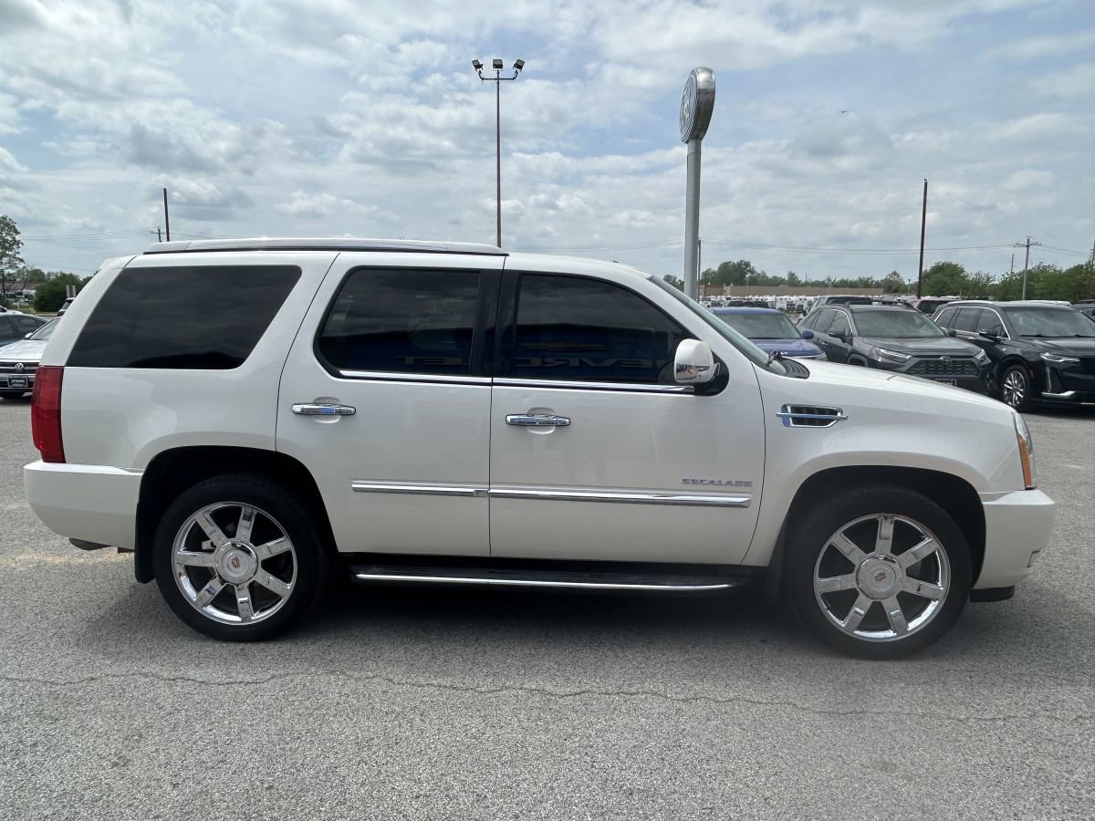 Used 2014 Cadillac Escalade Luxury RWD image 4