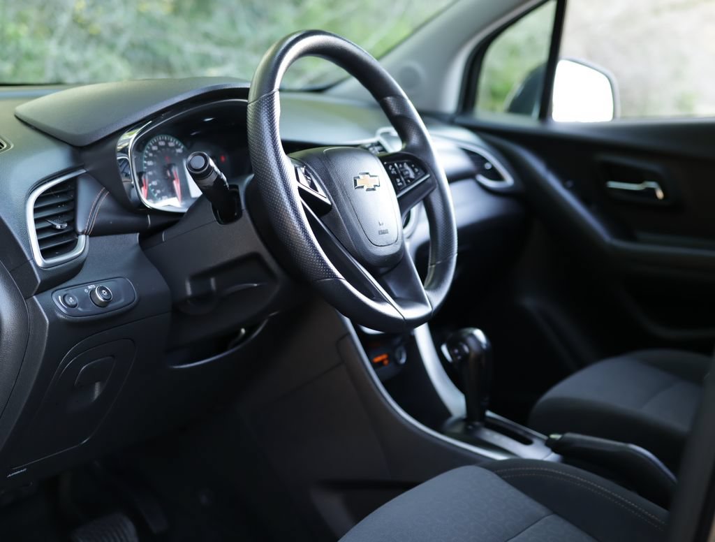 Used 2021 Chevrolet Trax LS w/ Tint and Cruise Package FWD image 9