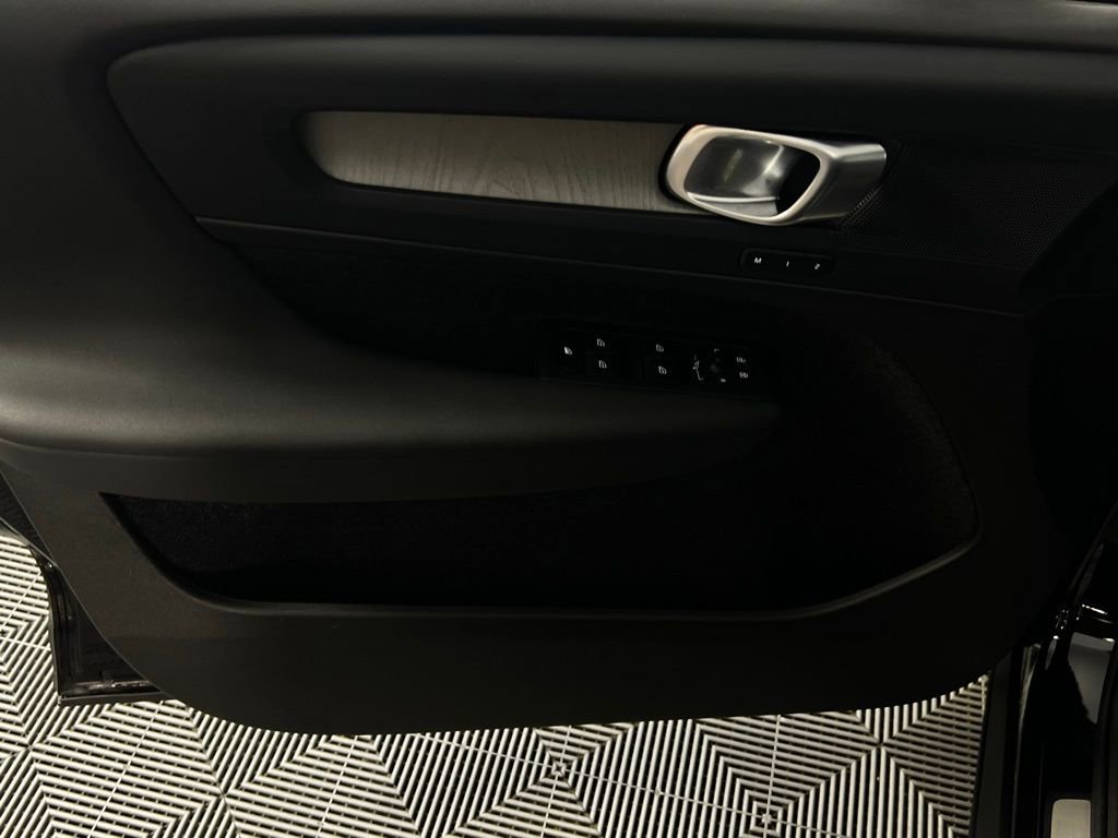 Used 2025 Volvo XC40 B5 Plus image 26