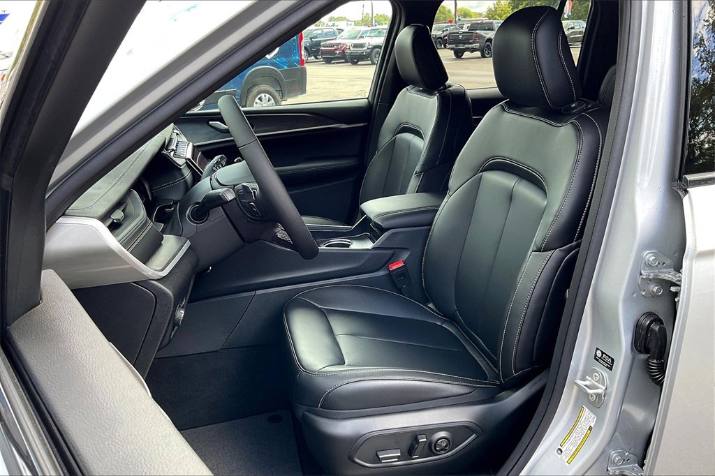 New 2025 Jeep Grand Cherokee Limited w/ Trailer Tow Package image 9