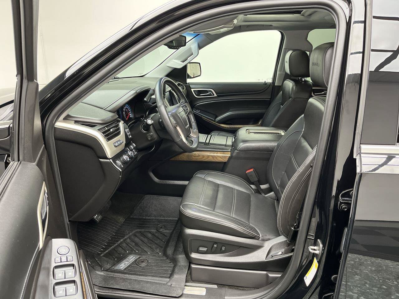 Used 2018 GMC Yukon XL Denali w/ Denali Ultimate Package AWD/4WD image 3