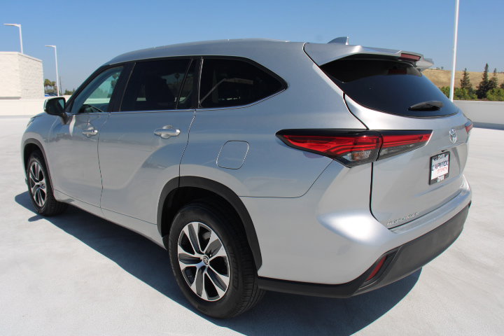Used 2023 Toyota Highlander XLE FWD image 5