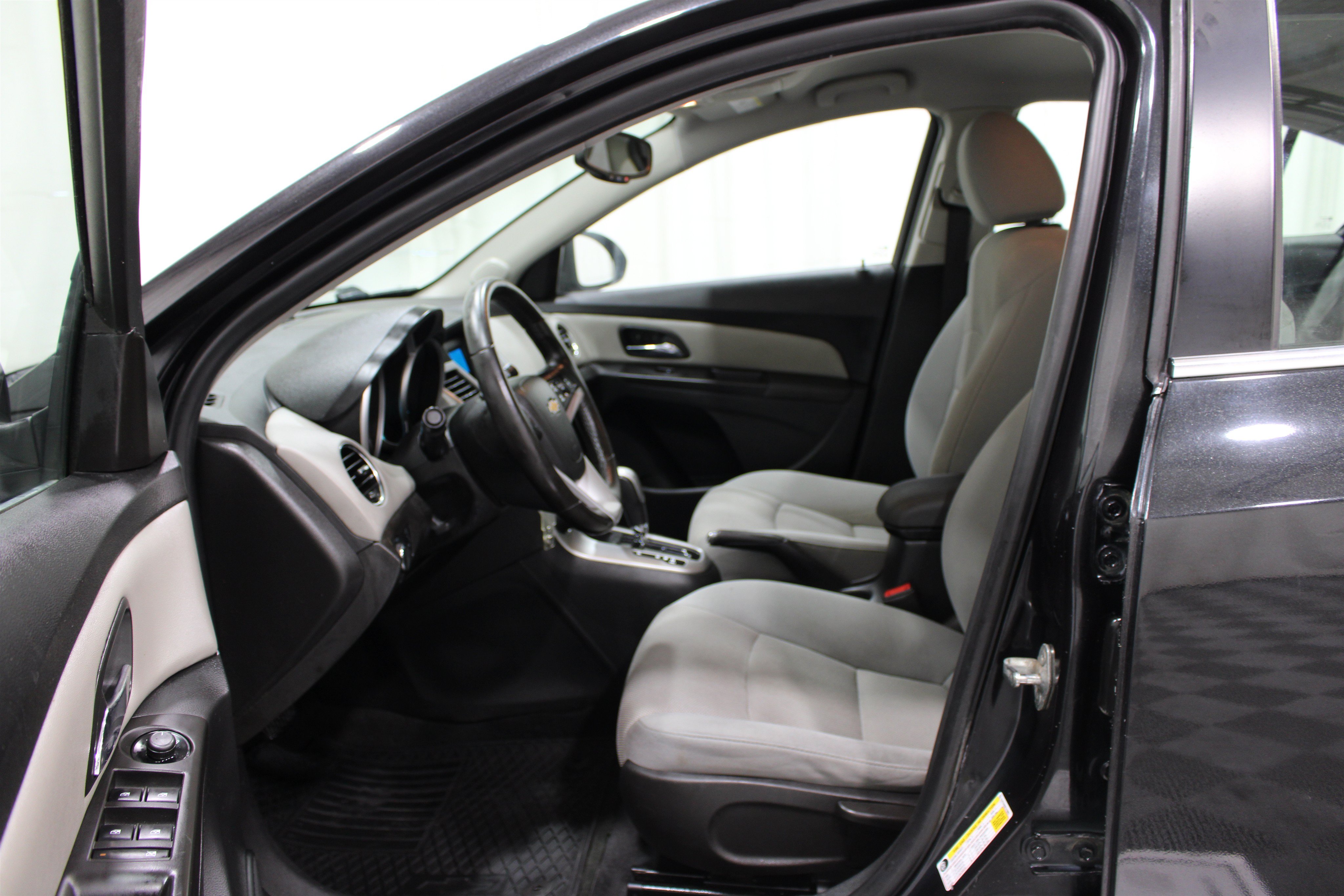 Used 2014 Chevrolet Cruze LT FWD image 3